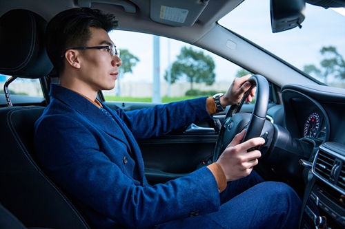 倒車時(shí)如何判斷車尾語后方障礙物的距離 方法有哪些