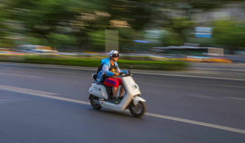 深圳電動(dòng)車可以載人嗎 騎電動(dòng)車有年齡限制嗎